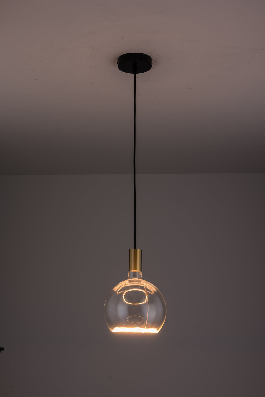 Roma Single Pendant – Aura Ring LED Bulb