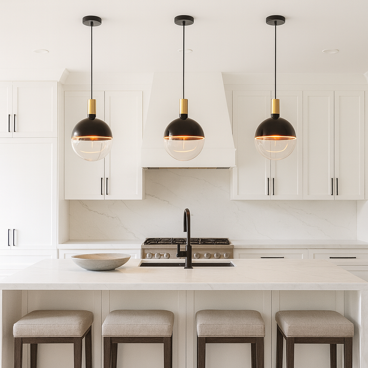 Roma Luxe pendant trio gold in white kitchen