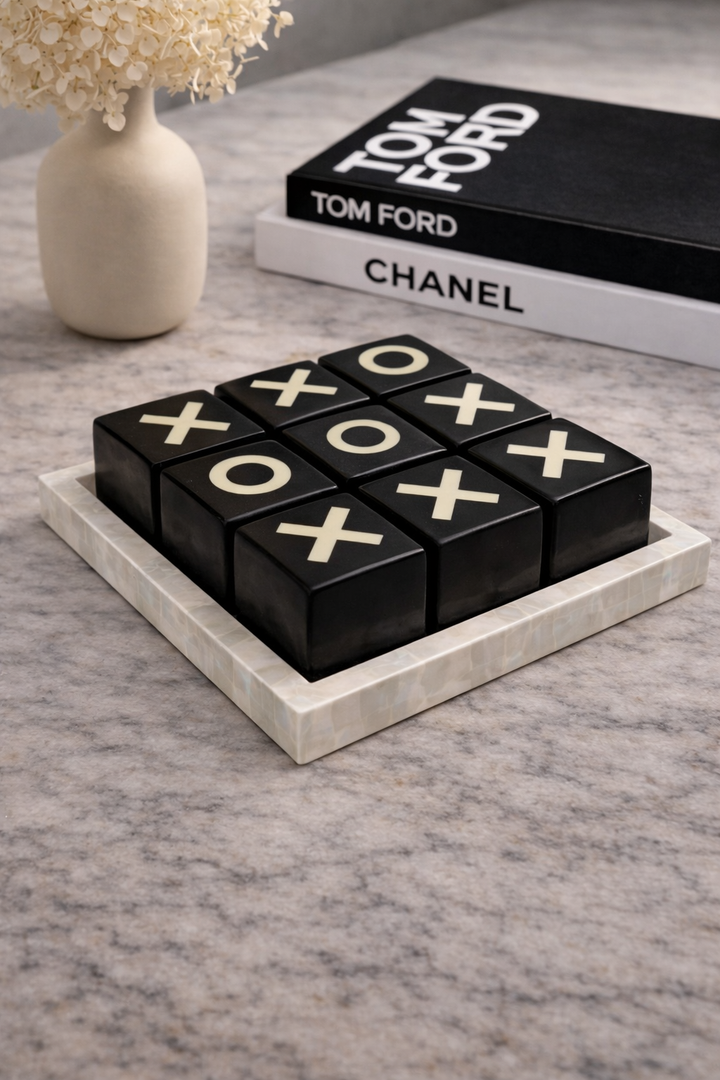 Black &amp; White Noughts And Crosses Game