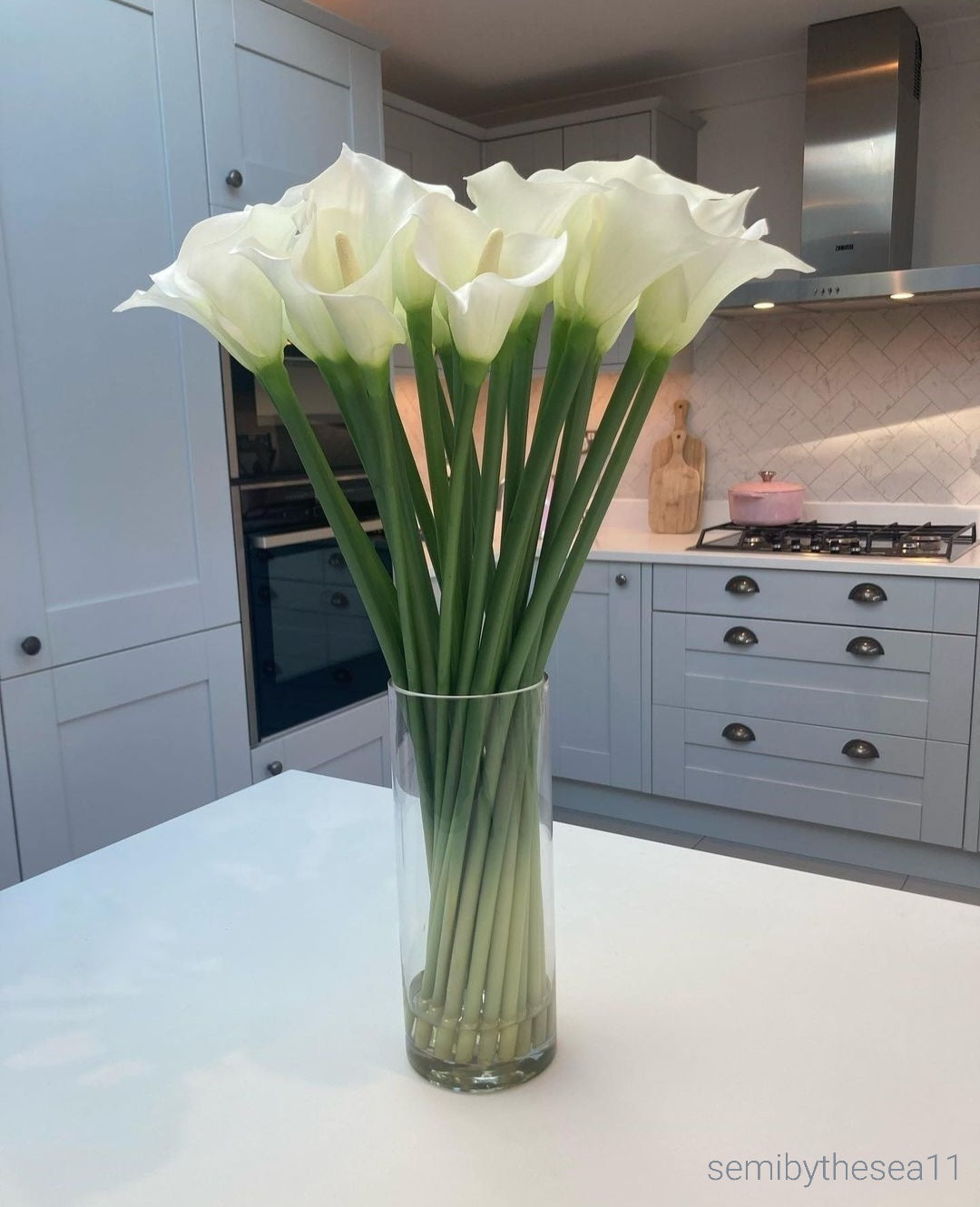 Large White Calla Lilies In Glass Vase
